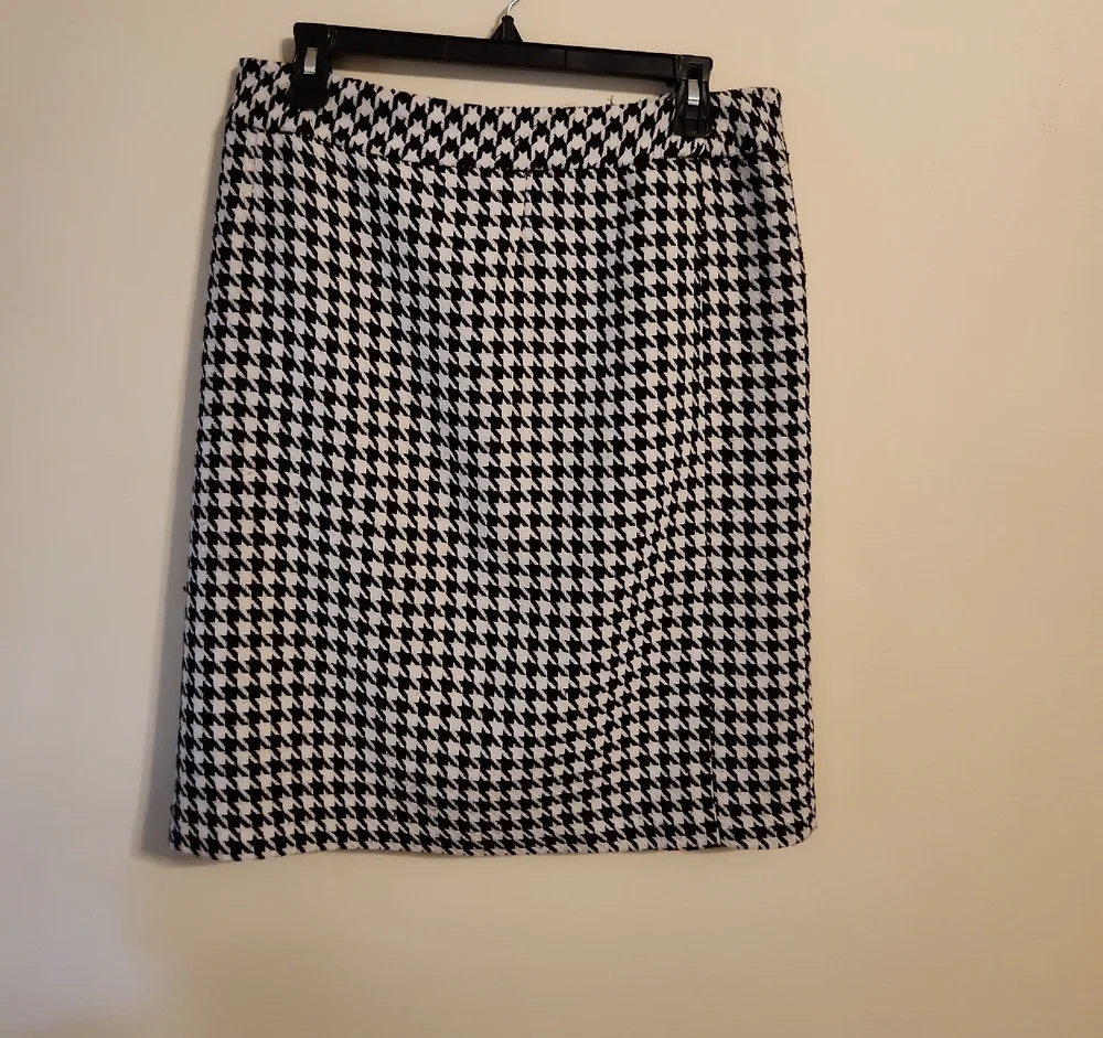 Chadwicks Black and White Houndstooth Pencil Skirt